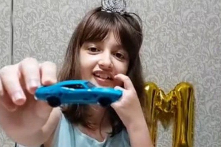 Lívia tem 9 anos e está no 4° ano do ensino fundamental.