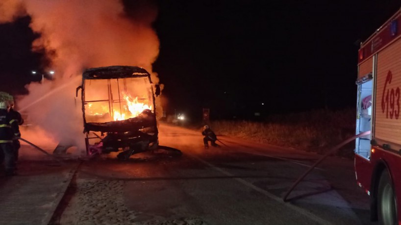Bombeiros combatem incêndio em ônibus que fazia percurso de Natal (RN) para Fortaleza (CE) na última segunda-feira, 9 de maio.(foto: Divulgação/CBMCE)