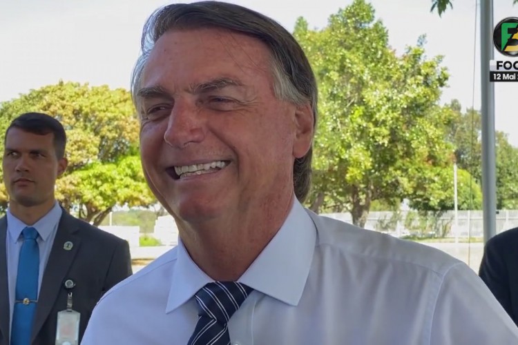O presidente Jair Bolsonaro (PL) conversa com simpatizantes no Palácio da Alvorada.