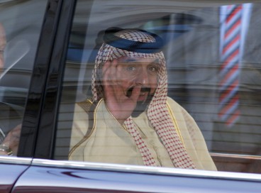 Foto de arquivo tirada em 1º de maio de 2013, o presidente dos Emirados, Sheikh Khalifa bin Zayed al-Nahayan, acena de seu veículo ao sair da 10 Downing Street, no centro de Londres  