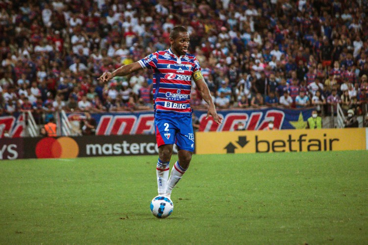 Zagueiro Tinga j&aacute; iniciou tratamento para o desconforto na panturrilha 