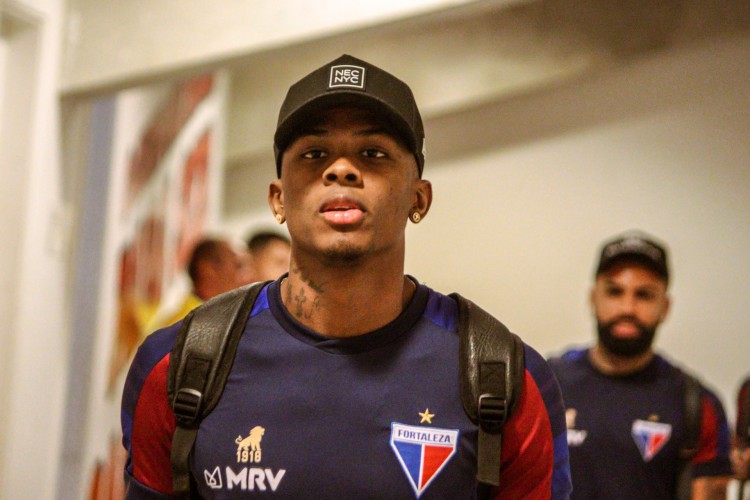 Zagueiro Brayan Ceballos na chegada à Arena Castelão para o jogo Fortaleza x São Paulo, pelo Campeonato Brasileiro Série A