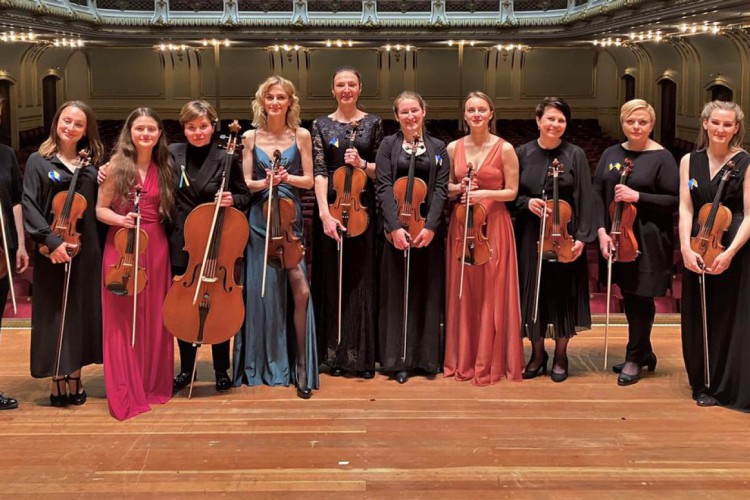 A Mriya Exile Orchestra foi criada em março por refugiadas ucranianas, encabeçadas pela violista Kateryna Suprun