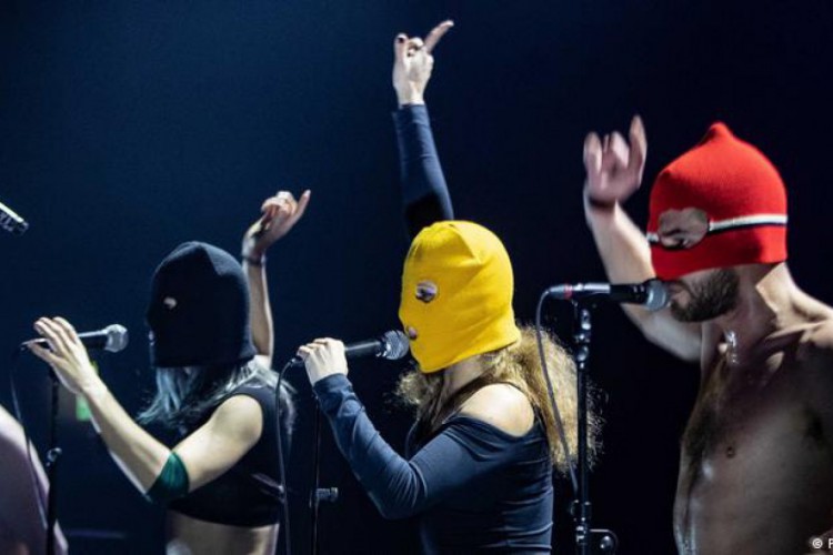Conhecidas pela oposição ao governo Putin, a banda punk feminista Pussy Riot monta turnê para arrecadar fundos para a guerra da Ucrânia