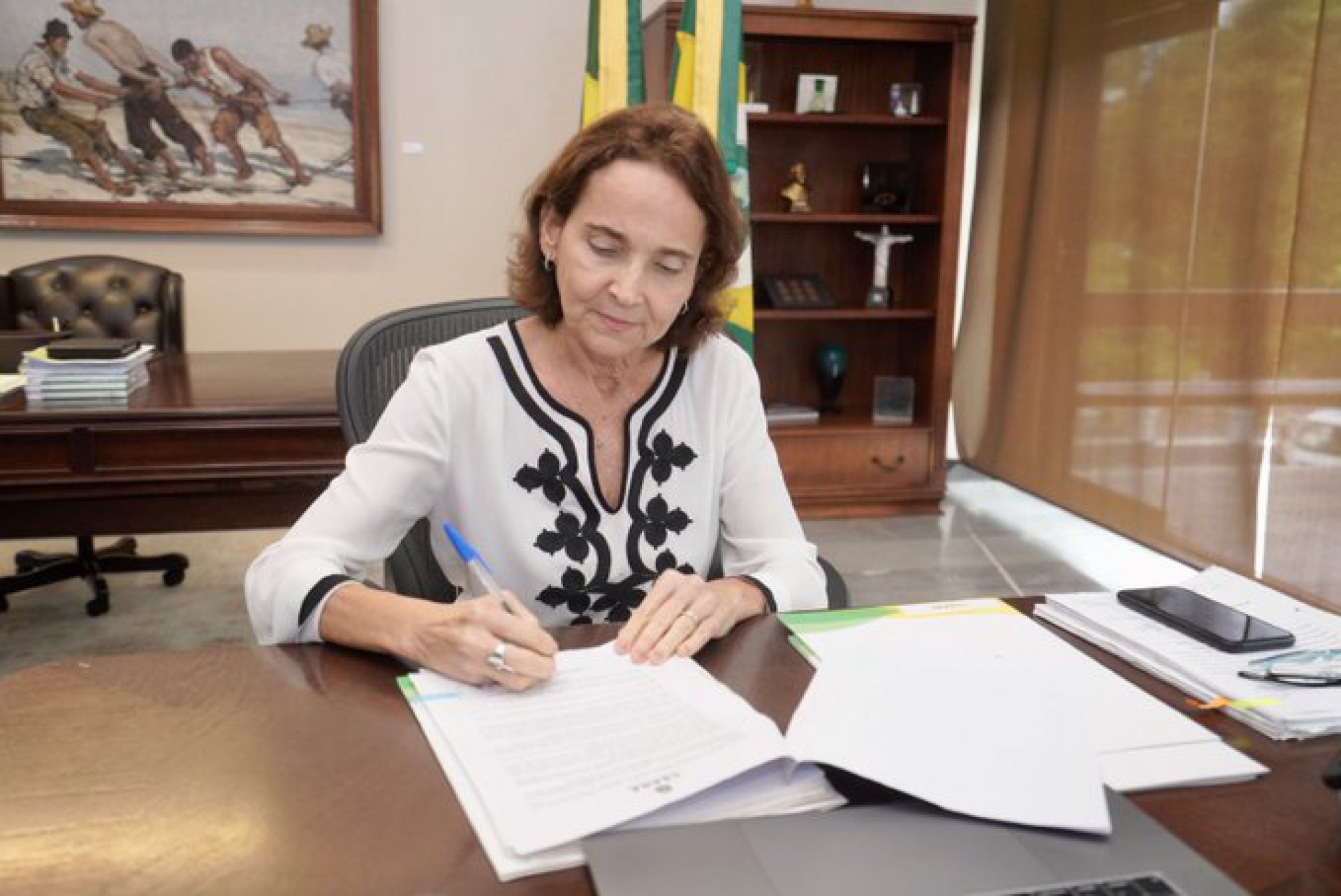 Governadora Izolda Cela assina decreto que estende prazo para pagamento de consignados (Foto: Divulgação/Twitter)