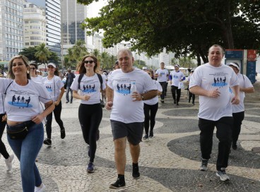 No Rio, caminhada no Leme dá largada a projeto de incentivo à saúde 