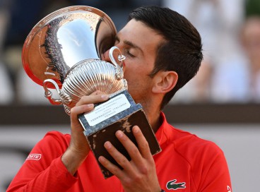 Djokovic beija troféu conquistado em Roma 
