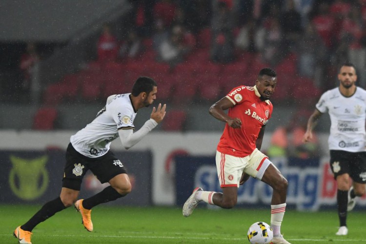 Edenilson acusa Rafael Ramos de inj&uacute;ria racial em jogo do Brasileiro