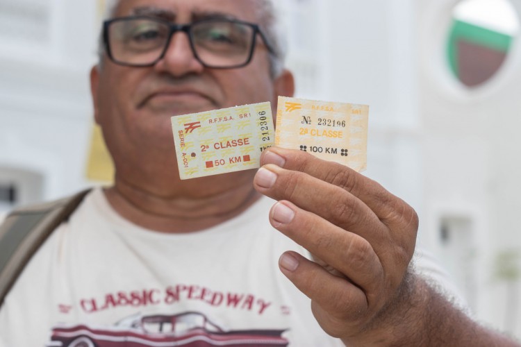 Clenilto Melo, de 62 anos, é curador do Museu Ferroviário do Ceará, ao lado do Estação das Artes. Ele guarda consigo antigos bilhetes de trem, de viagens que fez na antiga ferrovia