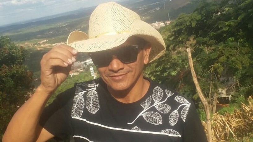 Cantor Demir Neves, ex-vocalista da banda Canários do Reino, seguia em carreira solo; ele morreu nesse sábado, 14, em decorrência de um AVC sofrido no começo de maio(foto: Reprodução/Instagram)