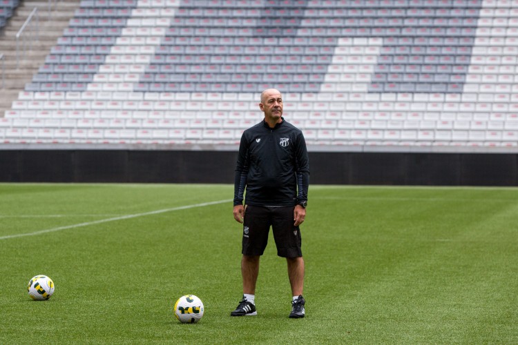 Coordenador científico Flávio de Oliveira em treino do Ceará na Arena da Baixada, em Curitiba
