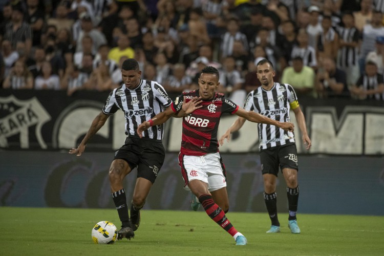 Zagueiro Marcos Victor, presente no elenco alvinegro, disputando bola na partida disputada pelas duas equipes em 2022