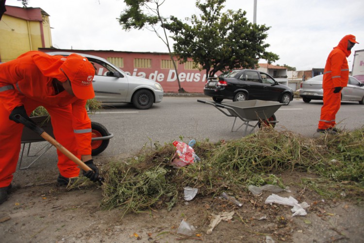 FUNCIONÁRIOS da Prefeitura fazem limpeza de canteiros