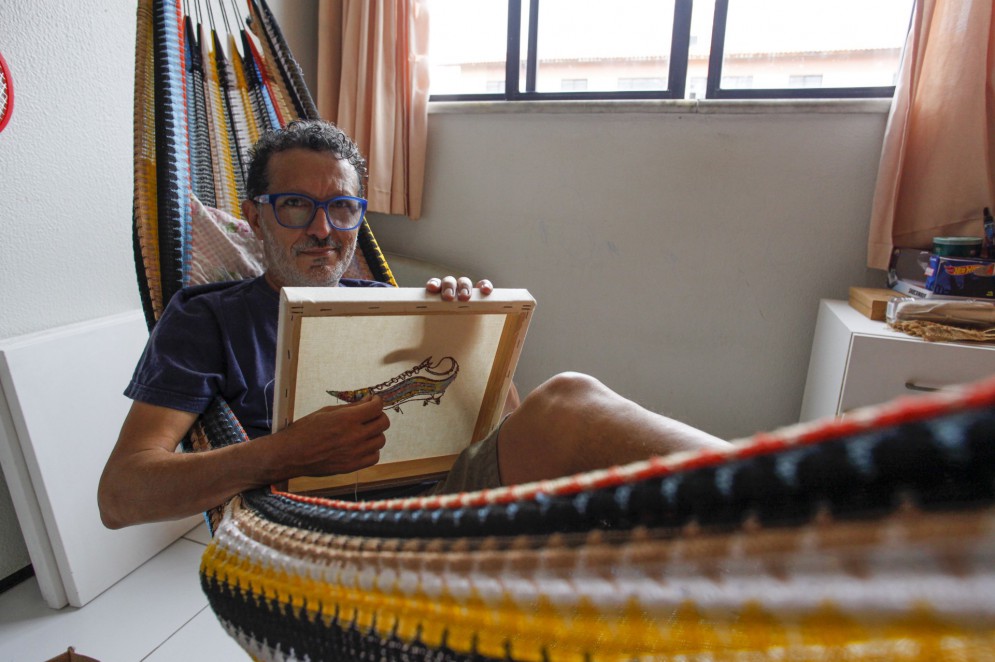O bordador Mario Sanders costuma trabalhar o fio diretamente na tela de pintura(Foto: FABIO LIMA)