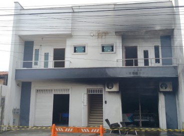 Corpo de Bombeiros foi acionado para combate às chamas; fogo destruiu equipamentos e atingiu estrutura do prédio, chegando ao primeiro andar do edifício 