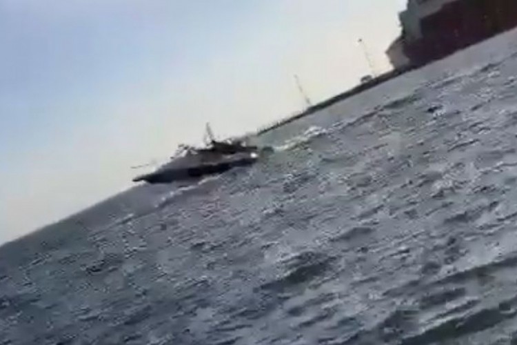 O barco virou com o impacto e levou os passageiros ao mar. 