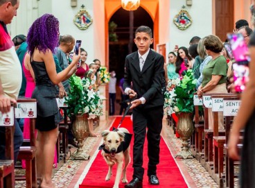 Cães de casal foram escolhidos como pajens de casamento em igreja de Nova Olinda 