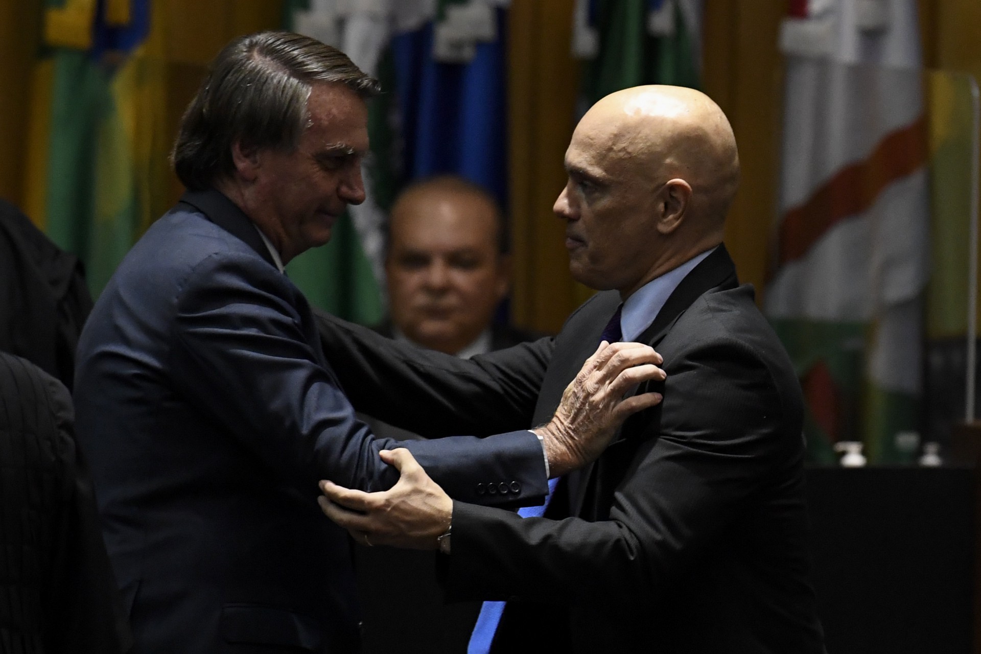 Na foto, outro encontro entre o presidente Jair Bolsonaro e o ministro do Superior Tribunal Federal, Alexandre de Moraes, durante cerimônia de posse dos novos ministro do Tribunal Superior do Trabalho na quinta-feira, 19 de maio de 2022 (Foto: MATEUS BONOMI/AE)