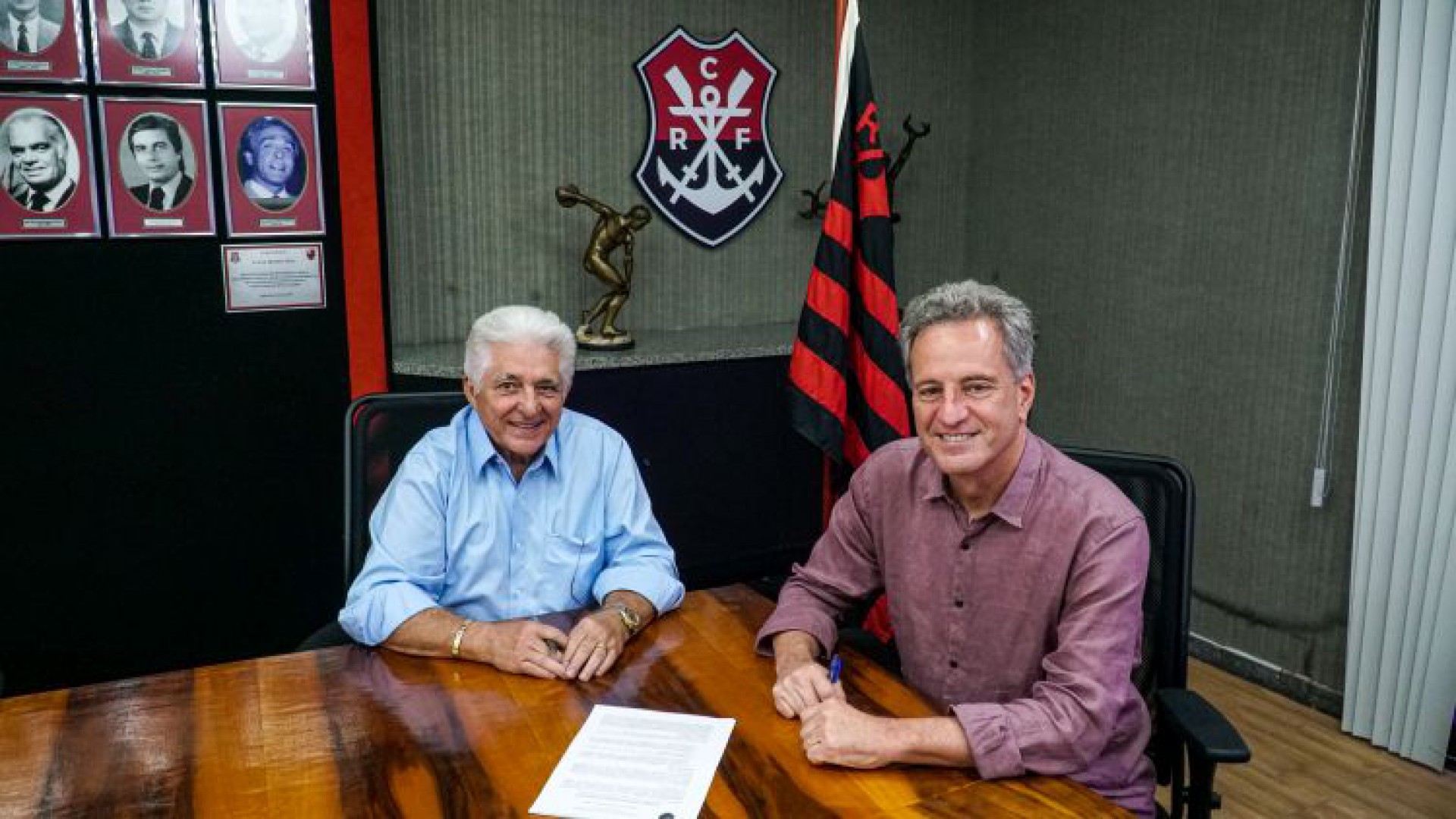 Presidentes do Grêmio Pague Menos e Flamengo, Deusmar Queirós e Rodolfo Landim assinam contrato de parceria entre os clubes (Foto: DIVULGAÇÃO)