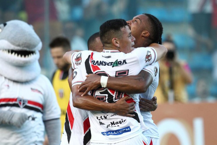 Jogadores comemoram gol de Bruninho no jogo Ferroviário x Botafogo-SP, no Presidente Vargas, pela Série C