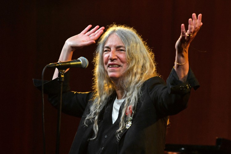 Poetisa, cantora, escritora e compositora, Patti Smith recebe mais alta honraria do governo francês