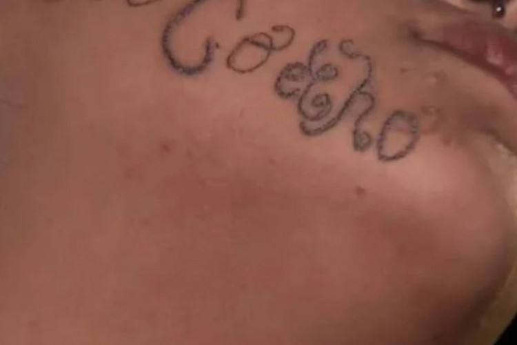 Jovem de 18 anos desaparece por 24 horas, e reaparece com nome do ex-namorado tatuado no rosto. De acordo com a mãe da garota, a filha tinha duas medidas protetivas contra o ex-namorado, uma de 2021 e outra de 2022.