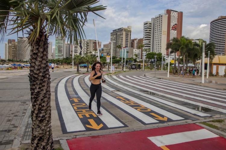 Fortaleza, Ce BR, 23.05.22 Fortaleza implantou, na avenida Beira Mar, a segunda maior faixa de pedestre de Fortaleza (Foto: Fco Fontenele)