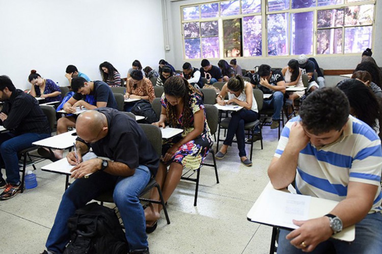 Os jovens e adultos que desejarem obter o diploma de conclus&atilde;o do ensino m&eacute;dio e do ensino fundamental podem se inscrever no Encceja a partir desta ter&ccedil;a, 24