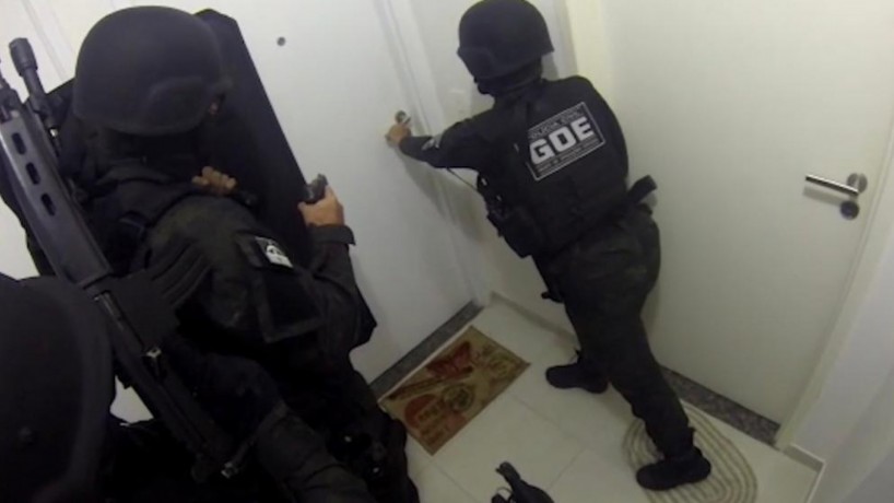 Agentes de segurança prendem homem é suspeito de negociar uma tonelada de droga com cartel do Paraguai. (foto: Reprodução/PC-CE)
