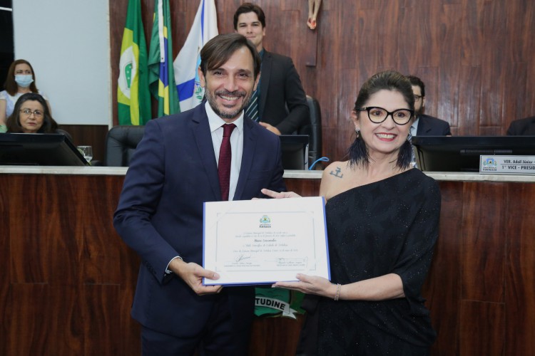 Maisa Vasconcelos recebe o t&iacute;tulo de Cidad&atilde; de Fortaleza do vereador Guilherme Sampaio