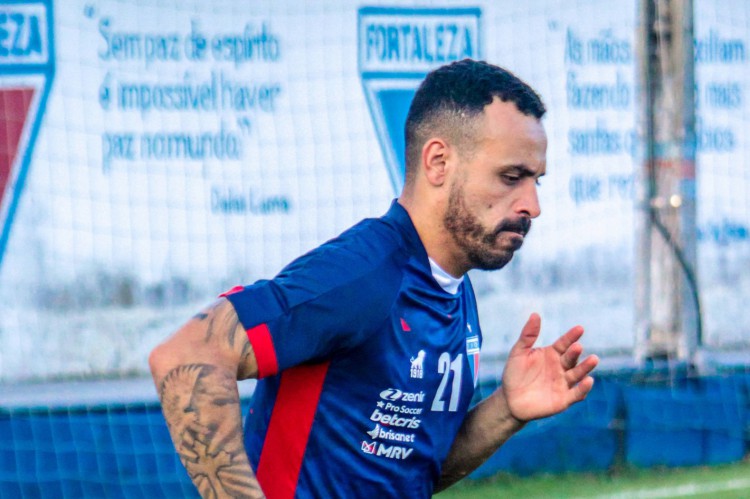 Atacante Moisés em treino do Fortaleza no Centro de Excelência Alcides Santos, no Pici