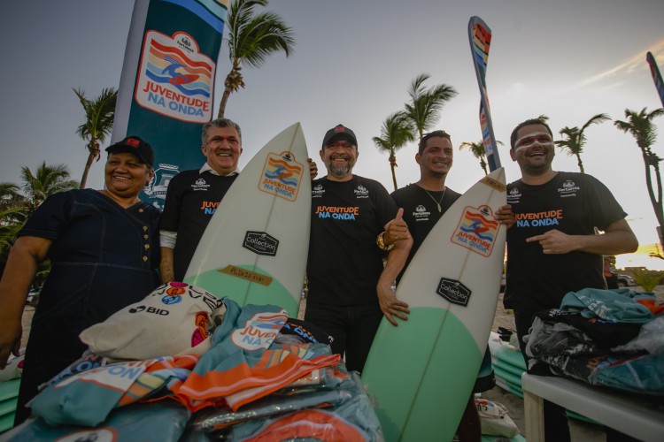 Lycras, pranchas e parafinas foram alguns dos equipamentos entregues aos representantes das escolas de surf na tarde desta quarta-feira, 25