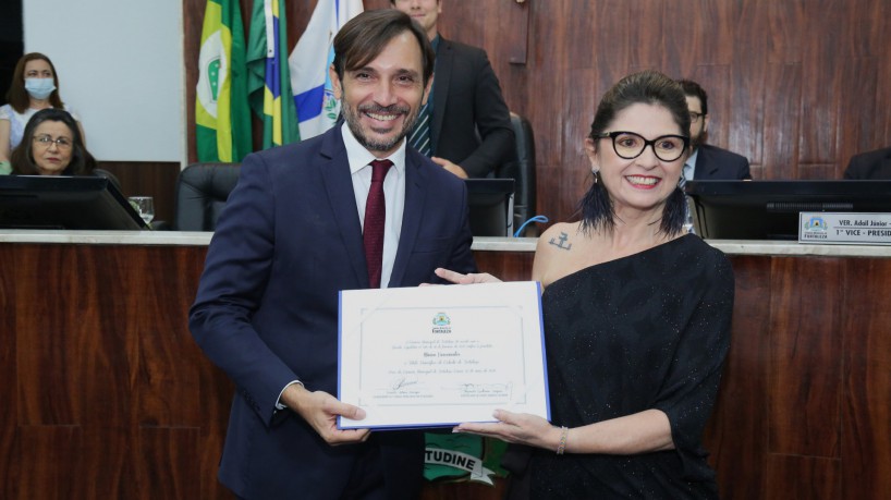 Maisa Vasconcelos recebe o título de Cidadã de Fortaleza do vereador Guilherme Sampaio(foto: João Filho Tavares/O POVO)