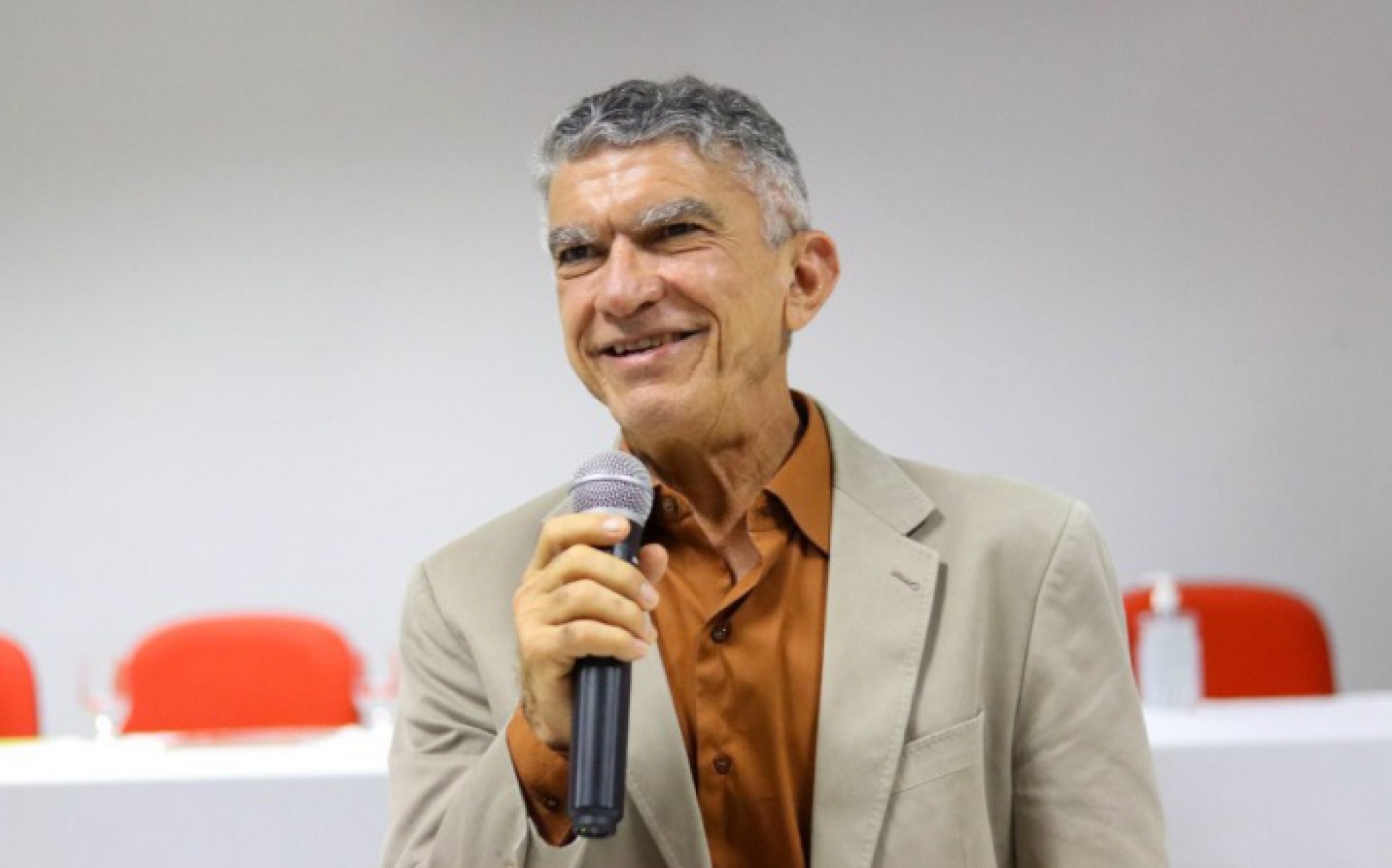 VEVEU Arruda é professor, advogado, ex-prefeito de Sobral e esposo de Izolda Cela
 (Foto: DIVULGAÇÃO)