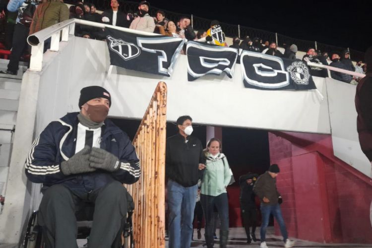 Torcedor do Ceará, Juarez contou com a ajuda de outros alvinegros para acompanhar o jogo no estádio do Independiente