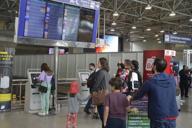 Rio de Janeiro - Aeroporto do Galeão apresenta fluxo intenso de passageiros no primeiro dia de transferências de voos do Santos Dumont.  (Foto: Tomaz Silva/Agência Brasil)