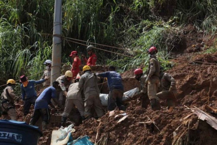 Corpos sendo retirados do local onde barreira deslizou no Córrego do Abacaxi, bairro da Caixa D'Água, em Olinda. 