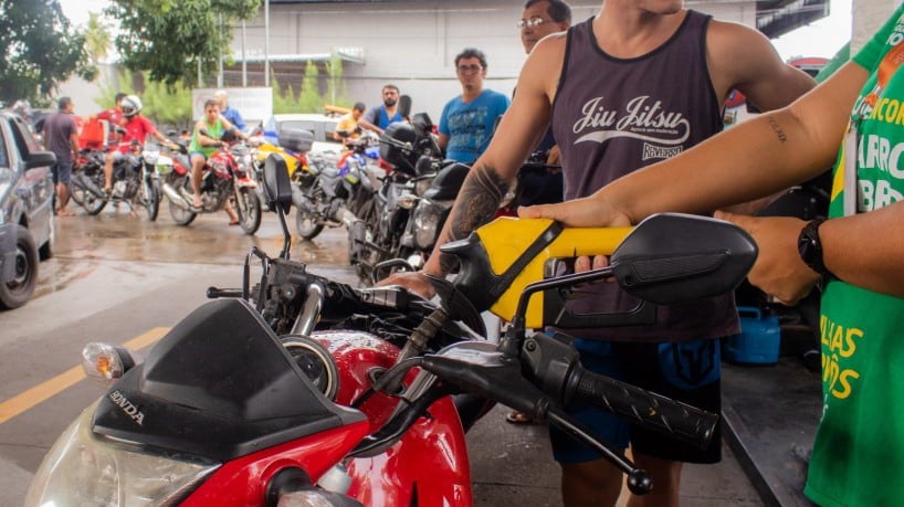 Preço da gasolina nos postos chega a quase R$ 9 no Brasil