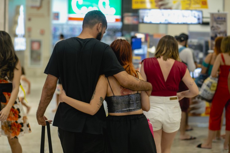 Veja como participar das promo&ccedil;&otilde;es dos shoppings da Grande Fortaleza para o Dia dos Namorados. Pr&ecirc;mios v&atilde;o desde vale-compras, viagens internacionais a um ano de gasolina de gra&ccedil;a