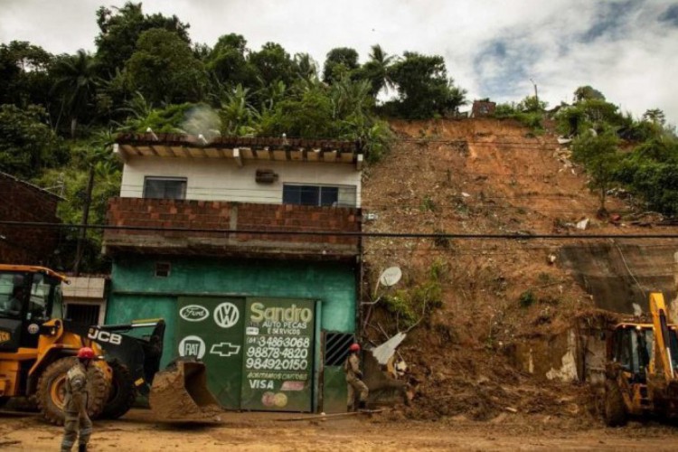 Os bombeiros em ação no Jardim Monteverde, no Ibura