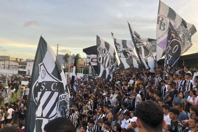 Torcedores do Ceará compareceram no treino de véspera do Clássico-Rei para apoiar os jogadores