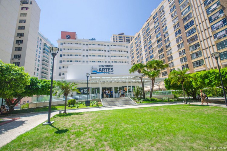 UFF determina volta do uso de máscara em locais fechados