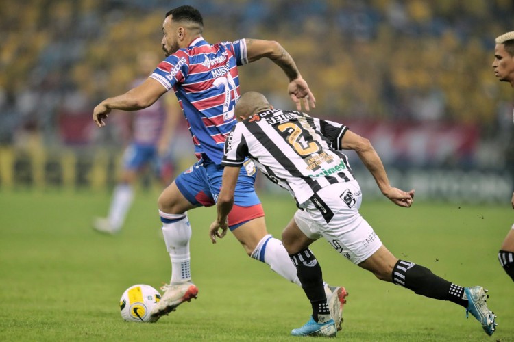 Fortaleza e Ceará se enfrentaram em Clássico-Rei válido pela 3ª rodada do Brasileirão. Na foto, Moisés e Nino Paraíba disputam bola. 