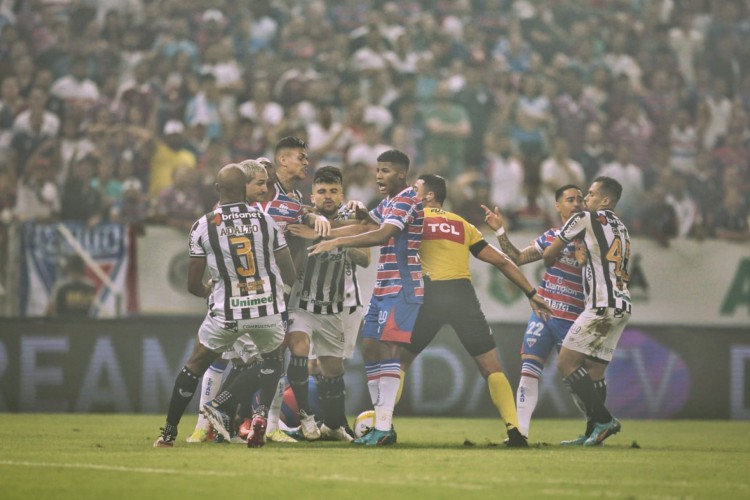 Fortaleza e Ceará se enfrentaram em Clássico-Rei válido pela 3ª rodada do Brasileirão. Na foto, jogadores se confrontam após falta em Luiz Otávio. 