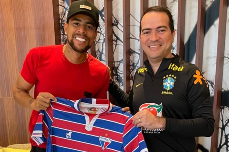 Presidente do Fortaleza, Marcelo Paz reencontra o ex-atacante Gustavo na Coreia do Sul. 