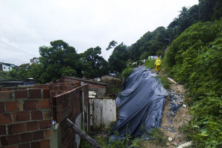 Bairro de Jardim Monteverde, região limítrofe entre Recife e Jaboatão dos Guararapes, atingido pelas fortes chuvas na Região Metropolitana do Recife