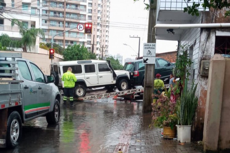 Caminhão fica atolado em um buraco no asfalto da rua Júlio Azevedo com rua Des. Lauro Nogueira, no Papicu