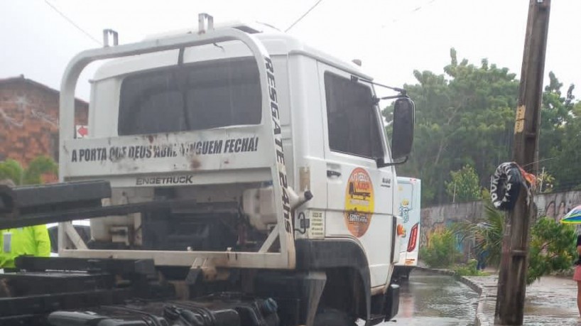 Caminhão fica atolado em um buraco no asfalto da rua Júlio Azevedo com rua Des. Lauro Nogueira, no Papicu(foto: Sandra Lúcia)