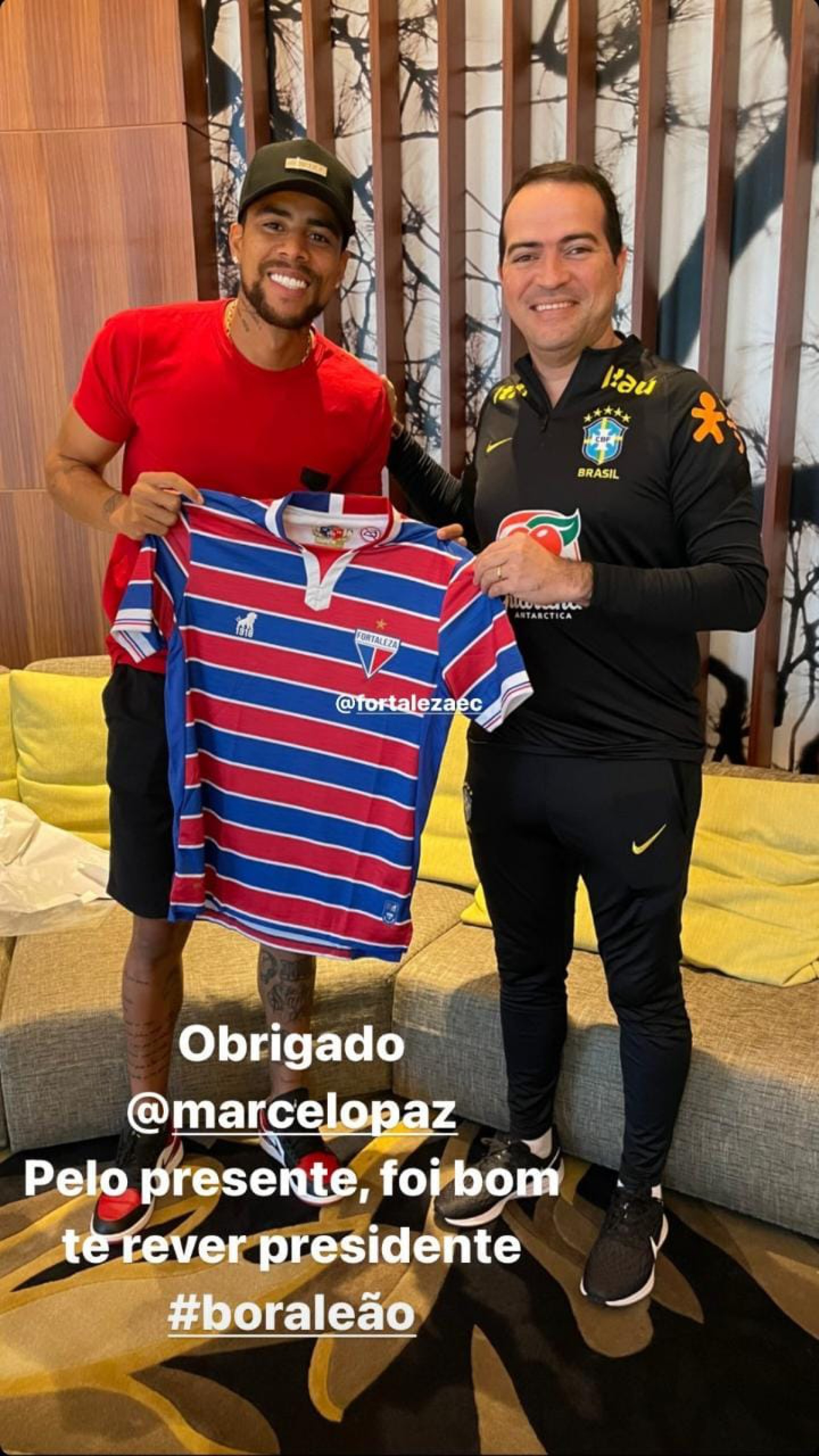 Marcelo Paz presenteou Gustavo com uma camisa do Fortaleza. 