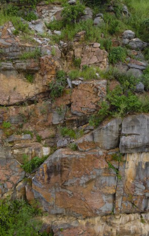 O paredão de pedra mostra apenas um pedaço do local de exploração da jazida de urânio e fosfato de Santa Quitéria(Foto: Aurelio Alves)